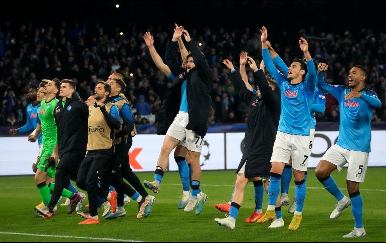 Jugadores del Napoli festejaron con su afición el boleto a cuartos de final. AP/Gregorio Borgia