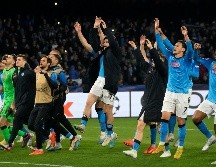 Jugadores del Napoli festejaron con su afición el boleto a cuartos de final. AP/Gregorio Borgia