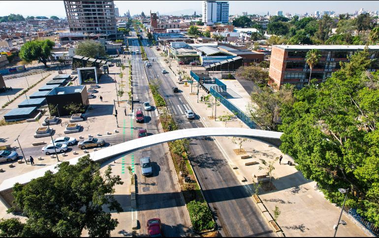 Réplica del puente de Gómez Tremari, uno de los atractivos del paseo Alcalde. EL INFORMADOR/A. Navarro