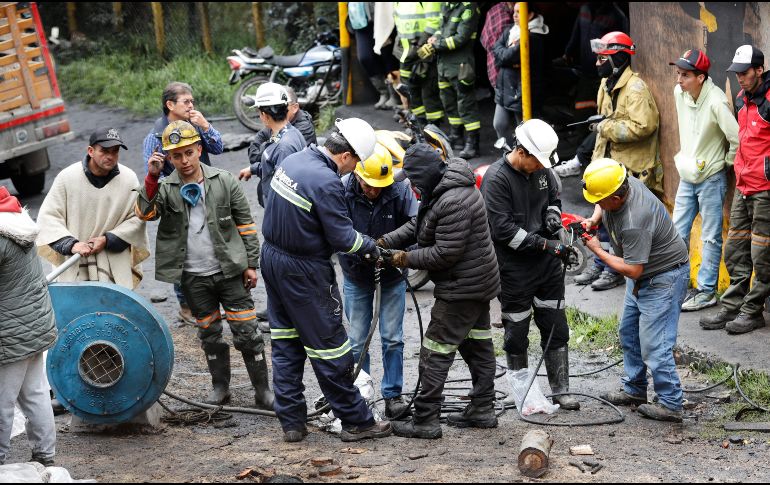 Personas ayudan en las labores de rescate en la mina de carbón donde ocurrió una explosión en Sutatausa. EFE/M. Dueñas