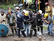 Personas ayudan en las labores de rescate en la mina de carbón donde ocurrió una explosión en Sutatausa. EFE/M. Dueñas