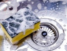 La esponja de la cocina es uno de los elementos con más gérmenes. GETTY IMAGES