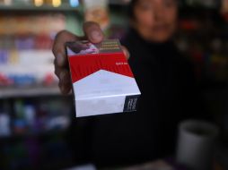 Una cadena de tiendas de autoservicio en México obtuvo en enero pasado una suspensión contra el reglamento de la Ley General para el Control del Tabaco y volvió a exponer las cajetillas en sus aparadores. EL INFORMADOR / ARCHIVO