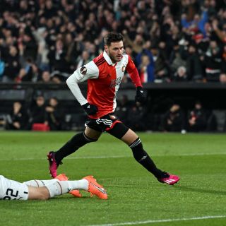 Santiago Giménez supera a Chicharito y Jiménez en esta marca de la Europa League