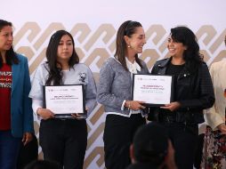 La jefa de gobierno de la Ciudad de México, Claudia Sheinbaum Pardo, entregando certificados. ESPECIAL