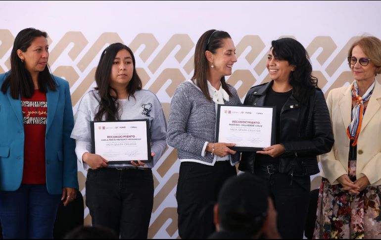 La jefa de gobierno de la Ciudad de México, Claudia Sheinbaum Pardo, entregando certificados. ESPECIAL