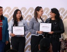La jefa de gobierno de la Ciudad de México, Claudia Sheinbaum Pardo, entregando certificados. ESPECIAL