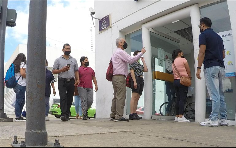Aunque se tiene registrado el calendario como puente, muchas personas se preguntan si los bancos trabajarán con normalidad durante este fin de semana largo. EL INFORMADOR / ARCHIVO