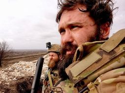 Holm con su camarada, el soldado Dwarf. Darren Conway / BBC
