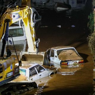 Suben a 18 los muertos por inundaciones en zona de terremoto en Turquía