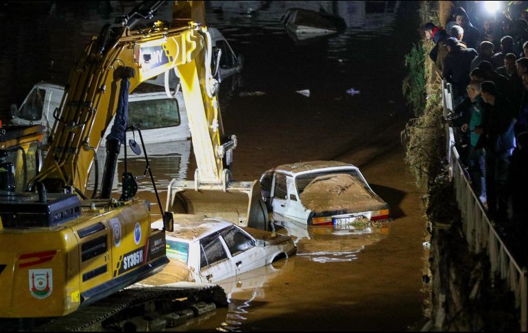 Una excavadora rescata vehículos de las aguas después de que inundaciones mortales azotaran Sanliurfa, en Turquía. EFE
