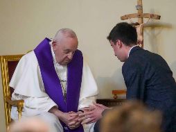 El Papa Francisco confiesa a un hombre tras presidir una misa celebrada con motivo del evento 