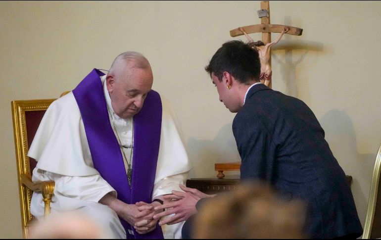 El Papa Francisco confiesa a un hombre tras presidir una misa celebrada con motivo del evento 