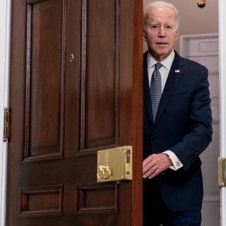 Joe Biden pide reforzar sanciones contra ejecutivos bancarios