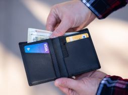 Uno de los puntos más importantes es saber el límite de dinero con el que se cuenta para pagar la mensualidad de la tarjeta de crédito. Foto de Emil Kalibradov en Unsplash