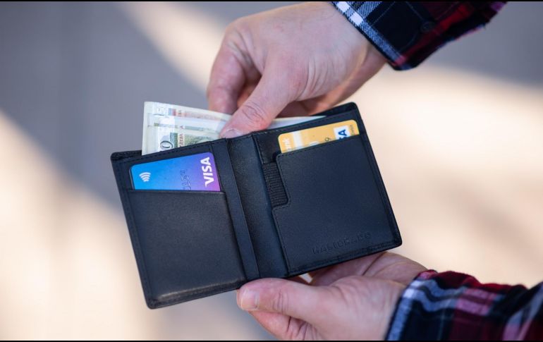 Uno de los puntos más importantes es saber el límite de dinero con el que se cuenta para pagar la mensualidad de la tarjeta de crédito. Foto de Emil Kalibradov en Unsplash