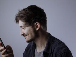 Los celulares y las pantallas luminosas antes de dormir afectan el descanso. ESPECIAL