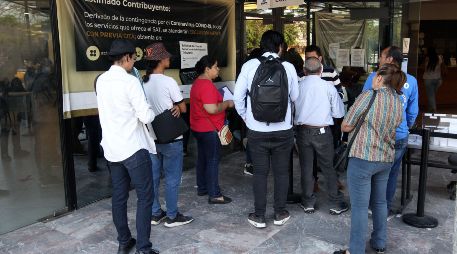 Contribuyentes que acudieron a las oficinas del SAT se quejaron de la tardanza en la atención. EL INFROMADOR/ ALONSO CAMACHO