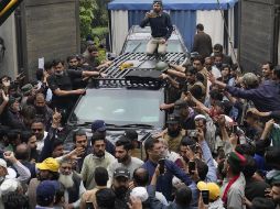 El exprimer ministro Imran Khan, abandonó su vivienda dentro de un vehículo que fue rodeado por los partidarios del político. AP/ K.M. Chaudary