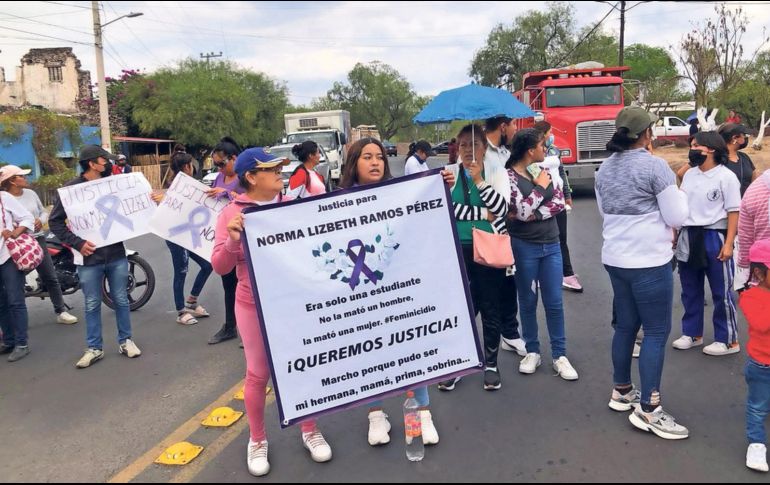 Padres de familia, vecinos y amigos de Norma Lizbeth bloquean la autopista México-Pirámides para presionar a las autoridades a hacer justicia. SUN