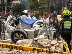 El segundo piso de una casa se derrumbó y cayó sobre un auto, su ocupante murió. AP