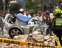 El segundo piso de una casa se derrumbó y cayó sobre un auto, su ocupante murió. AP