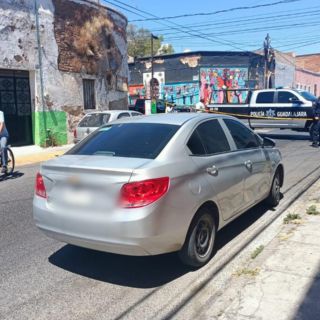 Detienen a hombre que presuntamente agredió a una mujer para robarle el auto