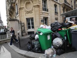 La basura sigue acumulándose en las calles de París. AP
