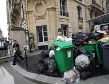 La basura sigue acumulándose en las calles de París. AP