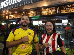 Parejas también se han dado lugar a ver el partido, y donde cabe el amor también cabe el futbol, aunque sean de diferentes equipos. EL INFORMADOR / A. Camacho