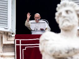 El papa Francisco habla ante miles de fieles desde la ventana del Palacio Apostólico tras el rezo del Ángelus dominical. EFE/A. Carconi