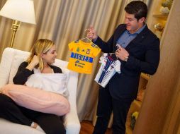 La nueva pareja de papás ha mostrado en redes sociales que la pasión por sus equipos va más allá de sus gustos. TWITTER/@samuel_garcias