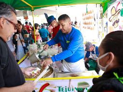Tapatíos celebraron el Día municipal del Tejuino en el centro de Guadalajara. EL INFORMAOR/ CARLOS ZEPEDA