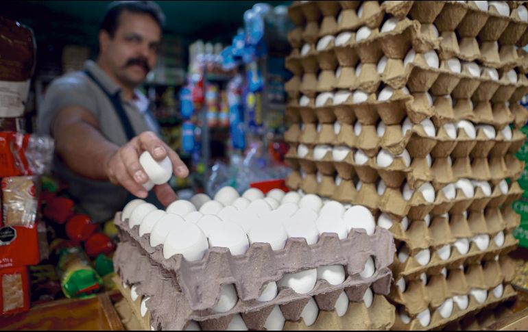 Jefes de familia deben ajustar el gasto para comprar el huevo, que cada día eleva su precio. EL INFORMADOR/ C. Zepeda
