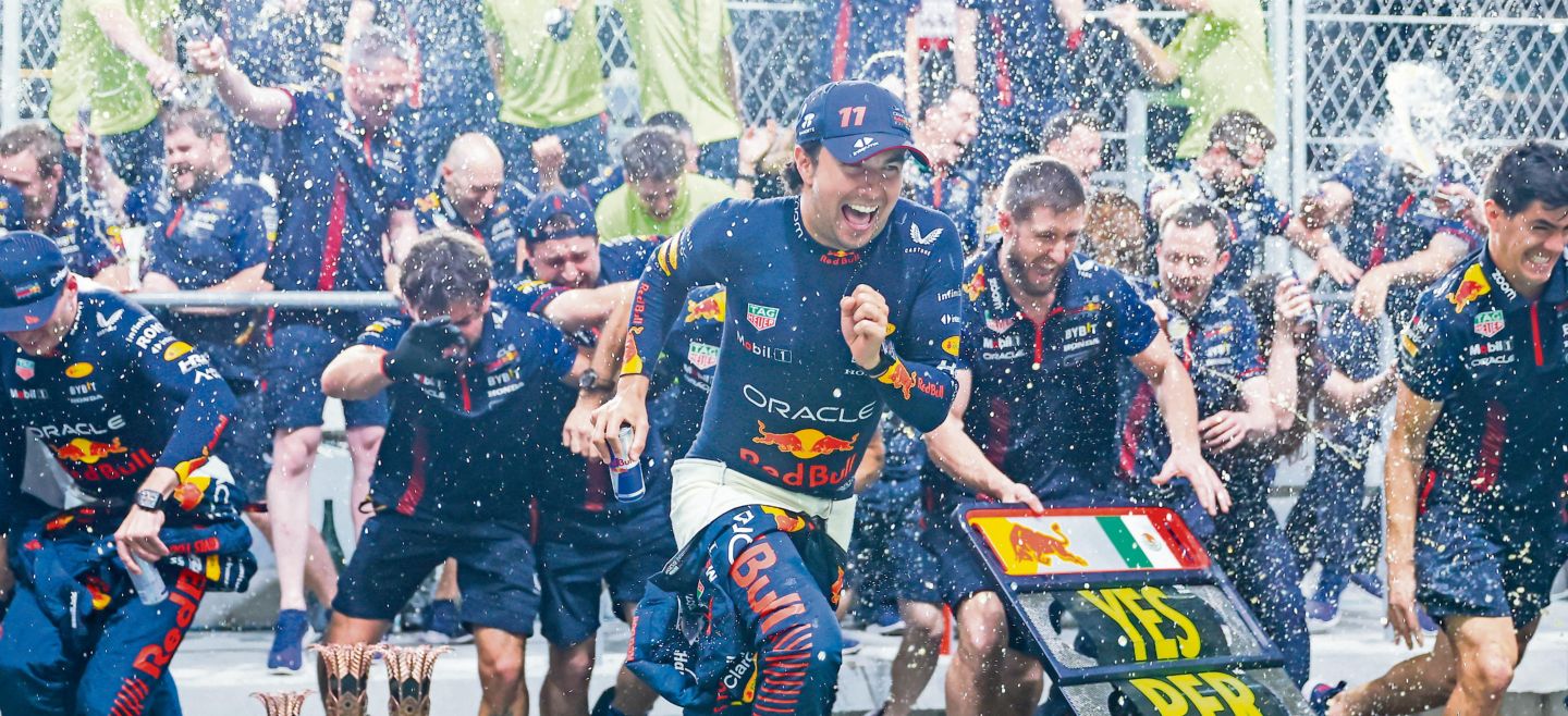 Pérez festejó su quinta victoria en la Fórmula Uno, la primera desde Mónaco, en 2022. “No creo que haya sido mi mejor fin de semana con el equipo, Melbourne podrá ser mejor”, agregó, con la vista puesta en la próxima carrera. RED BULL CONTENT POOL