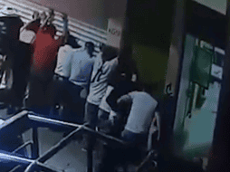 Ningún policía intenta detener al agresor; los dos agentes más cercanos, a menos de dos metros, miran los golpes y voltean a otro lado. TWITTER / @um_gerardo