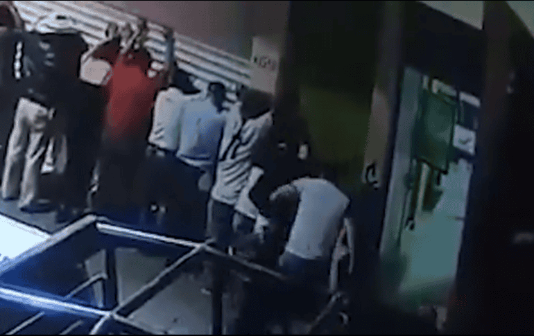 Ningún policía intenta detener al agresor; los dos agentes más cercanos, a menos de dos metros, miran los golpes y voltean a otro lado. TWITTER / @um_gerardo