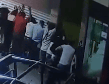 Ningún policía intenta detener al agresor; los dos agentes más cercanos, a menos de dos metros, miran los golpes y voltean a otro lado. TWITTER / @um_gerardo