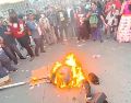 Durante la conmemoración del 18 de marzo, manifestantes prendieron fuego a una imagen de la ministra. ESPECIAL