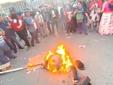 Durante la conmemoración del 18 de marzo, manifestantes prendieron fuego a una imagen de la ministra. ESPECIAL