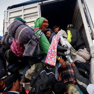 Hallan a 40 migrantes en vehículos abandonados en Chiapas