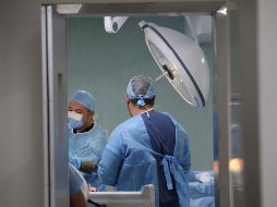 Al momento de estar en cirugía, el personal médico fija su vista en la sangre, siendo el color rojo el principal color en el cual se concentra su mirada. EL INFORMADOR / ARCHIVO