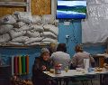 Residentes locales comen gratis en un refugio cerca del frente en la ciudad de Orekhovo, Ucrania. AP/A. Andriyenko