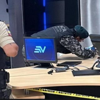 Atacan con explosivos a periodistas de televisión en Ecuador