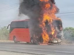 El camión de pasajeros tenía un cortocircuito en la parte trasera. SUN