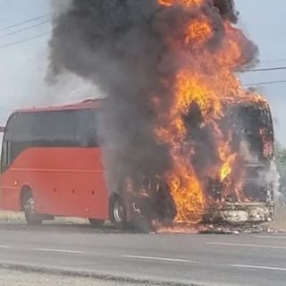 Guardia estatal salva a pasajeros y choferes de un autobús en llamas en Tamaulipas
