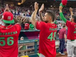 Los jugadores se quitaron sus gorras agradeciendo el apoyo de los mexicanos y también de varios aficionados de Japón, quienes les aplaudieron por el gran esfuerzo. ESPECIAL