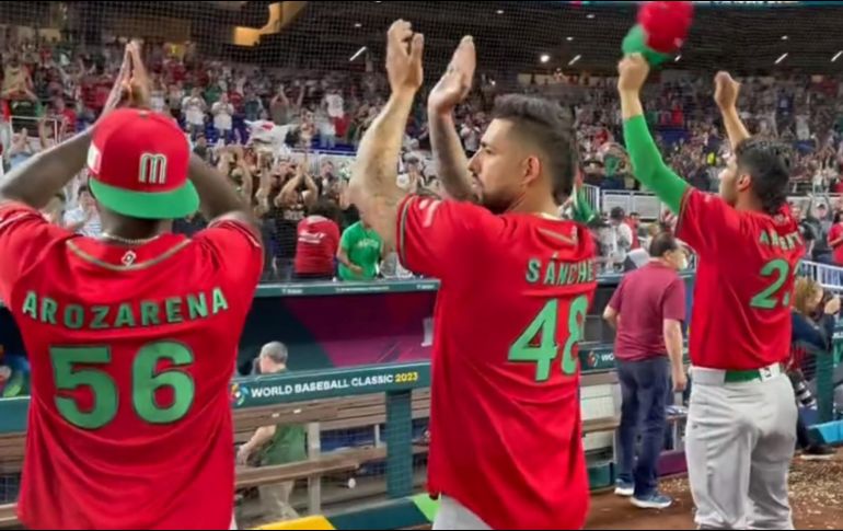 Los jugadores se quitaron sus gorras agradeciendo el apoyo de los mexicanos y también de varios aficionados de Japón, quienes les aplaudieron por el gran esfuerzo. ESPECIAL