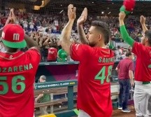 Los jugadores se quitaron sus gorras agradeciendo el apoyo de los mexicanos y también de varios aficionados de Japón, quienes les aplaudieron por el gran esfuerzo. ESPECIAL
