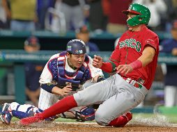 México jugó al límite frente a los japoneses, tal y como ilustra esta jugada en la que Joey Meneses es dejado fuera en el plato en el intento de ampliar la ventaja tricolor en la octava entrada, cuando ganaba 5-3. AFP/M. Briggs